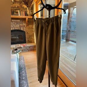 Lululemon women’s 4 joggers green